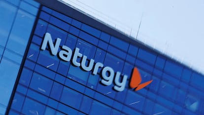 Logo de Naturgy sobre la fachada de la sede de Naturgy en Madrid.