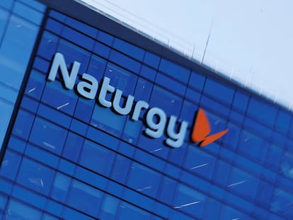 Logo de Naturgy sobre la fachada de la sede de Naturgy en Madrid.