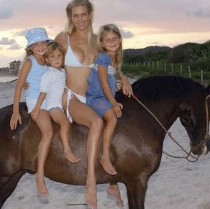 Yolanda Foster con sus tres hijos.