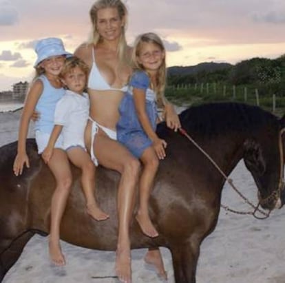 Yolanda Foster con sus tres hijos. 