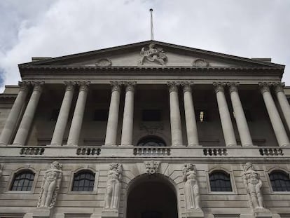 El Banco de Inglaterra sube tipos por primera vez en una década