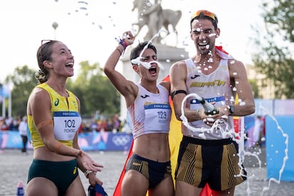 María Pérez y Álvaro Martín celebra su oro junto a Jemina Montag (a la izquierda), medalla de bronce en la prueba.