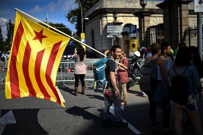 Un manifestante porta una gran estelada durante la concentración frente al Parlament.