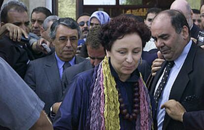 La ministra Ana Palacio, ayer en Rabat. Al fondo, con gafas, el ministro marroquí Mohamed Benaissa.