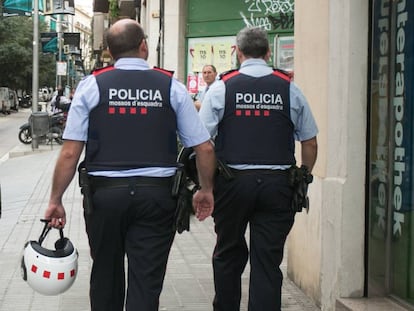 Una pareja de agentes de los Mossos d' Esquadra, en una imagen de archivo.