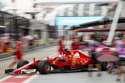 La Ferrari de Sebasti&aacute;n Vettel sale de boxes en un entrenamiento en Singapur.