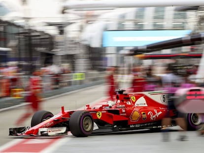 La Ferrari de Sebasti&aacute;n Vettel sale de boxes en un entrenamiento en Singapur.