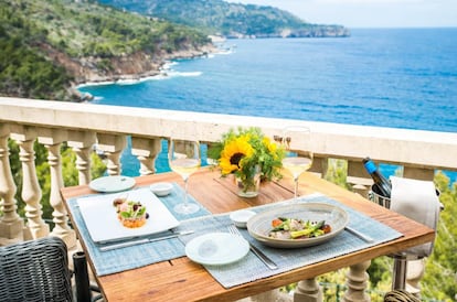 Defiende la esencia de la cocina balear desde 1971. El chef Benet Vicens, junto a Catalina Cifre, y su hijo Jaume, procuran descubrir a los visitantes lo mejor de las islas. Enmarcado en el contexto de la sierra de Tramuntana, cuenta con menús degustación y con carta, con platos con carpaccio de gamba de Sóller, un clásico desde 1986, que venden por 28 euros, o una fritura de pescado de roca o de verdura (24 euros). Menús: Myotragus (78 euros), y Vert, una oferta vegetariana con verduras de su propio huerto. El restaurante permanece cerrado hasta febrero. www.bensdavall.com