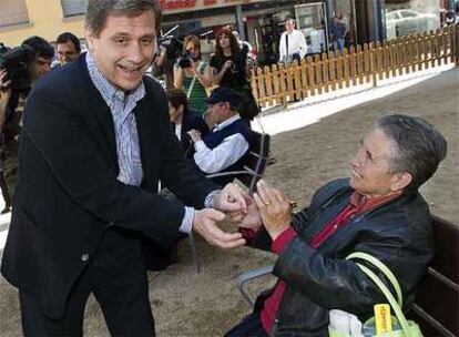 Alberto Fernández Díaz (PP) en el Carmel, donde espera captar voto de desencantados con la izquierda.