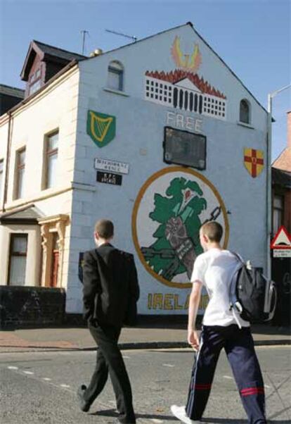 La pared de una casa, pintada con símbolos políticos y el lema <i>Irlanda libre,</i> en una calle de Belfast.
