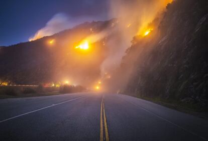El fuego se acerca peligrosamente a la autopista 39 cerca de Azusa en California (Estados Unidos), 16 de enero de 2014.