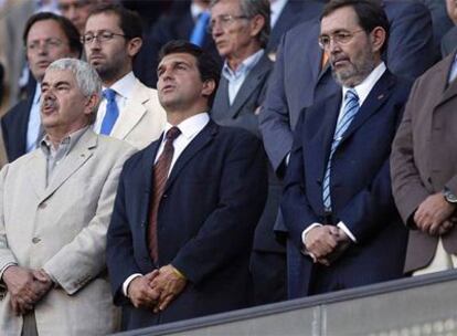 Joan Laporta, en 2005, entre Pasqual Maragall y Vicenç Grande, entonces presidente del Mallorca.