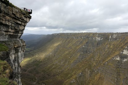 Tras abandonar la seguridad de la sierra Salvada, las aguas del río Nervión se abren paso hacia el Cantábrico por los imponentes espacios del valle de Ayala, atravesando pueblos como el Laudio y Amurrio, principio y final de la ruta. El itinerario que discurre por estos contornos colosales se estira durante unos ocho kilómetros y es una excusa perfecta para visitar en familia un célebre salto de agua, una de las postales más imprescindibles de la geografía española.