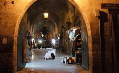 La fotografía muestra una vista el mercado de Khan al-Shounah, en la ciudad vieja de Alepo, el 11 de diciembre de 2009.