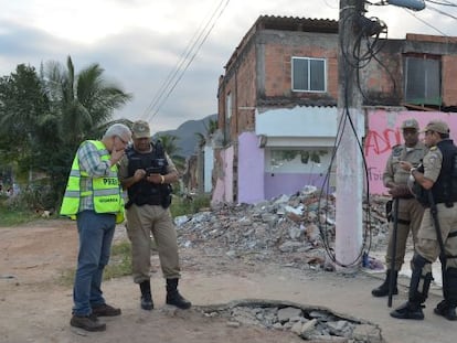 Fiscal e guardas na Vila Aut&oacute;dromo, no Rio.