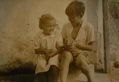 En 1938, jugando en Alta Gracia con unas palomas con su hermana Ana María, fallecida de cáncer en Cuba, el 22 de junio de 1990.