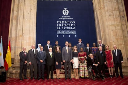 El rey Felipe VI y la reina Letizia posan con los galardonados de los premios Príncipe de Asturias, en el Hotel Reconquista de Oviedo.