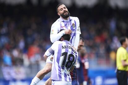 Antoñito y Verde celebran la victoria del Valladolid en Ipurua.