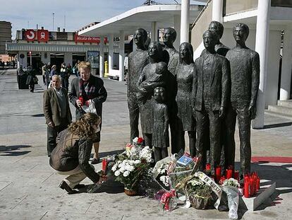 Familiares de víctimas del 11-M en un acto de homenaje celebrado ayer en la estación de Cercanías de Alcalá.