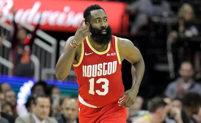 Harden celebra un triple ante Indiana.