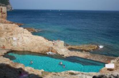 Piscina natural en una playa de Calella.