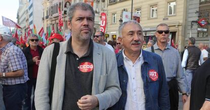 Los secretarios generales de CCOO y UGT, Unai Sordo, a la izquierda, y Pepe &Aacute;lvarez