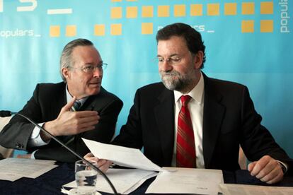 Josep Piqué (izquierda) y Mariano Rajoy al inicio de la junta directiva del Partido Popular de Cataluña, celebrada hoy en Barcelona.