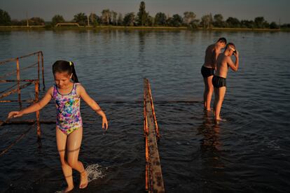 La poca profundidad del agua permite a los menores adentrarse solos en el agua y emplear este embarcadero como improvisado trampoln.