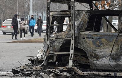 Un vehículo quemado en los disturbios, este martes en Almaty. 