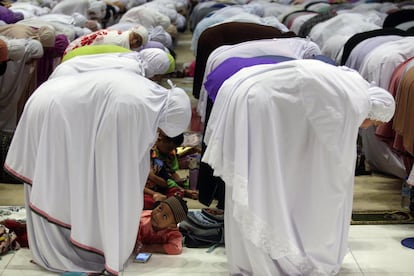 Mujeres musulmanas participan en el rezo especial del 'tarawih (rezo anterior a la medianoche), en una mezquita en Malasia.