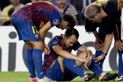 Iniesta, tras lesionarse.