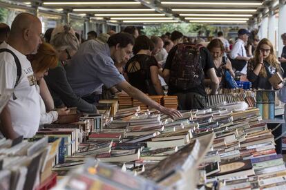 Animación en un domingo de agosto en el Mercat del Llibre.