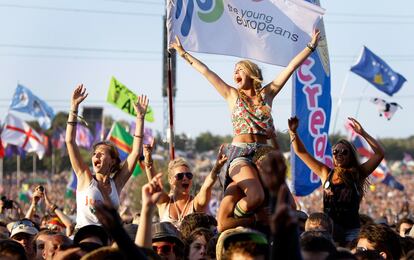 Espectadores siguen el concierto de la banda Faithless durante el festival de Glastonbury.