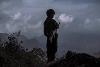 Chi Vang tiene 10 años y ya sabe manejar perfectamente su Kalashnikov.