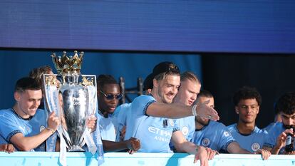 Los jugadores del Manchester City celebran la consecución de su cuarto título de liga consecutivo.