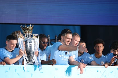 Los jugadores del Manchester City celebran la consecución de su cuarto título de liga consecutivo.