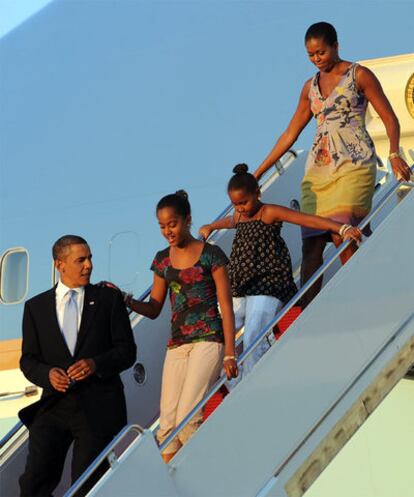 El matrimonio Obama y sus hijas descienden el domingo del <i>Air Force One</i> en Maryland.