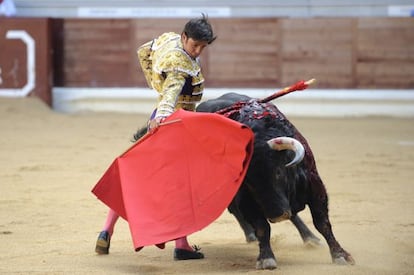 Francisco Rivera Ord&oacute;&ntilde;ez con su primer toro en la Feria de la Virgen Blanca, en Vitoria, el pasado agosto.