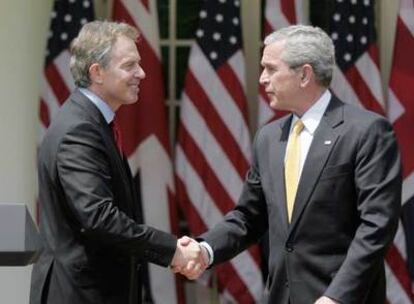 Bush y Blair se saludan en la puerta de la Casa Blanca.