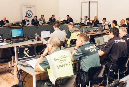 Centro de coordinación de seguridad en la cumbre de Granada. Al frente, el comisario José Antonio Rodríguez. 