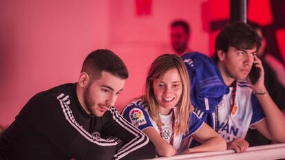 La jugadora profesional de FIFA Laura Moreno en el centro de la imagen con la camiseta del Real Zaragoza.