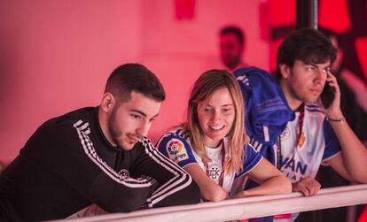 La jugadora profesional de FIFA Laura Moreno en el centro de la imagen con la camiseta del Real Zaragoza.