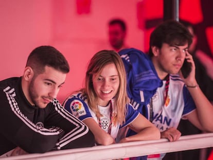 La jugadora profesional de FIFA Laura Moreno en el centro de la imagen con la camiseta del Real Zaragoza.