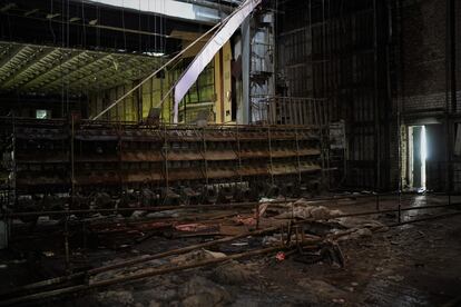 Interior de la Casa de la Cultura de Prípiat, la ciudad más próxima a la central nuclear y que permanece abandonada desde el accidente en 1986.