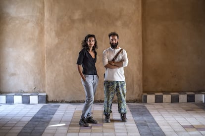 Con materiales reciclados y recuperando el uso de la arcilla, el colectivo Hahatay inaugura una escuela infantil y avanza en la construcción del centro cultural Aminata en Gandiol (Senegal). Debora Cohen y Adriano Redondo son de Granada y trabajan como arquitectos voluntarios en la construcción del nuevo proyecto.