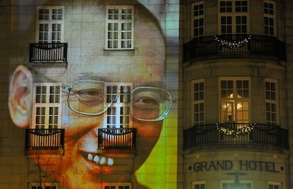 Una imagen de Liu Xiaobo es proyectada en un hotel del centro de Oslo (Noruega) tras la ceremonia de los premios Nobel, el 10 de diciembre de 2010.