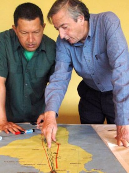 Chávez muestra su proyecto del oleducto de las Américas a Néstor Kirchner en 2005 en Puerto Ordaz, Venezuela.