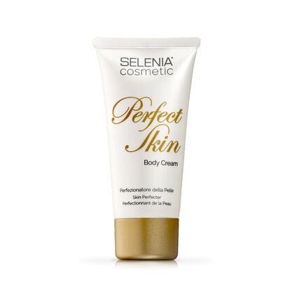 Otra de las cremas que se rifan en la farmacia de Sansi es Perfect Skin Body de Selenia Cosmetics. De esta hidratante antiedad con color, la experta destaca que "además de tratar, embellece la piel del cuerpo, gracias a unos polvos suaves y al pigmento microencapsulado que se libera mientras se aplica. Si la extiendas por las piernas, tiene un efecto 'medias' increíble. Y posee SPF30+, fundamental en nuestra rutina. Es una auténtica joya tecnológica de la cosmética moderna".