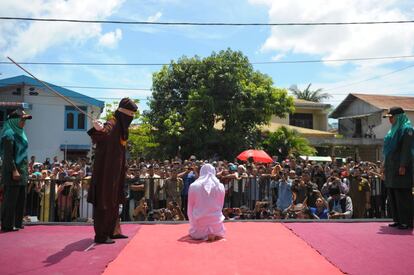 Uma mulher é açoitada diante de uma multidão em Banda Aceh (Indonésia) por infringir a lei islâmica.