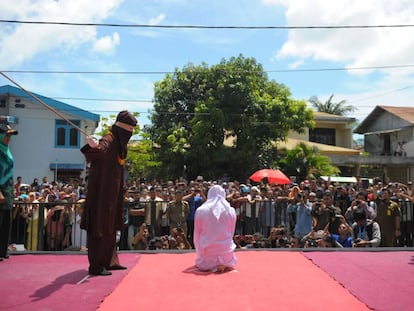 Una mujer es fustigada ante una multitud en Banda Aceh (Indonesia) por vulnerar la ley islámica.